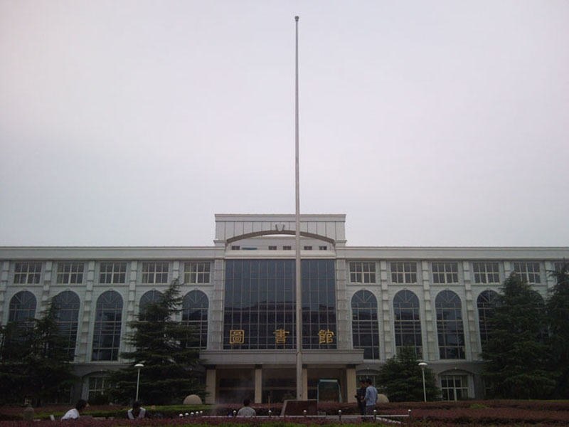 學校錐形旗桿