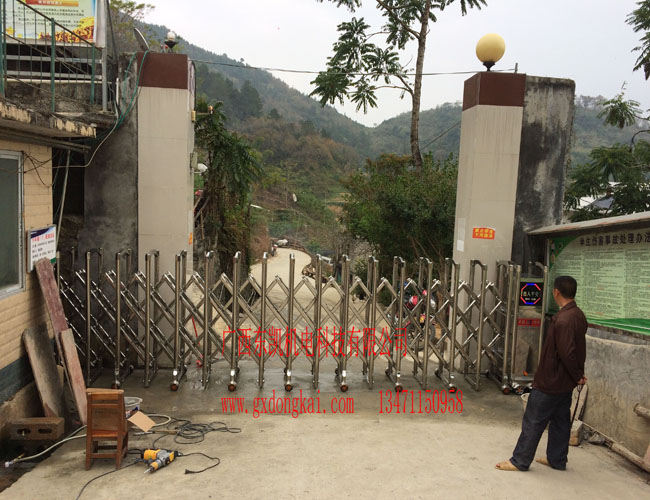 巴馬那桃鄉(xiāng)中心小學電動門-1