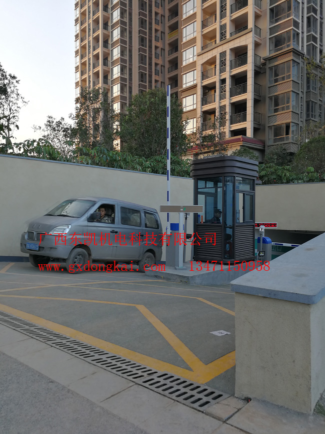 南寧五象新區(qū)萬(wàn)達(dá)茂咖啡色鋼結(jié)構(gòu)崗?fù)?1