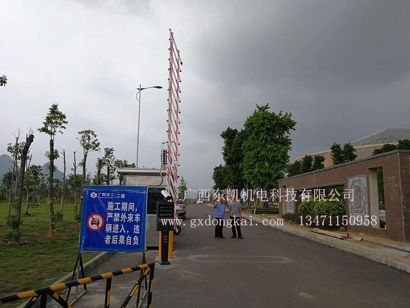 賀州文化中心廣場(chǎng)車牌識(shí)別系統(tǒng)及崗?fù)?4